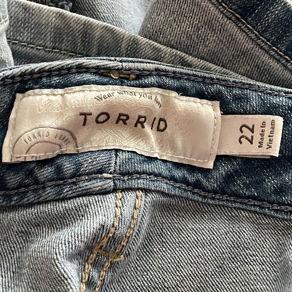 Torrid Skinny Short Light Wash Distressed Size 22 - Picture 8 of 9